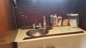 Toallas, jabón, shampoo, papel de baño