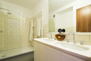 Shower, free toiletries, hair dryer, slippers - Palazzo Berardi: Renaissance Downtown Luxury Villa (Roma)
