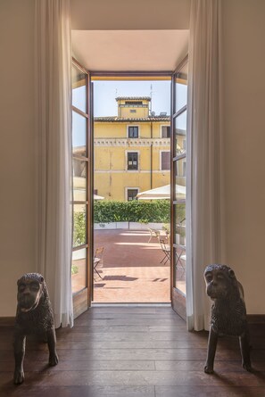Interior - Palazzo Berardi: Renaissance Downtown Luxury Villa (Roma)