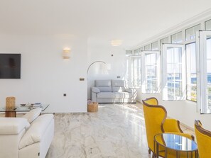 TV - Cubo's Apartamento Seaview Port & Free Parking / sea views / free wifi (Málaga)