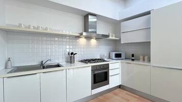 Frigorifero, microonde, forno, piano cottura