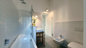Ducha, secador de pelo, papel higiénico