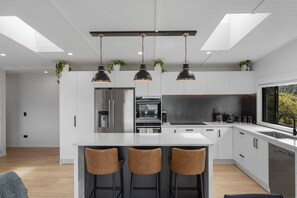 Réfrigérateur, four à micro-ondes, lave-vaisselle, cafetière-théière
