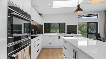 Køleskab, mikrobølgeovn, opvaskemaskine, kaffe-/temaskine