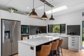 Réfrigérateur, micro-ondes, lave-vaisselle, cafetière/bouilloire