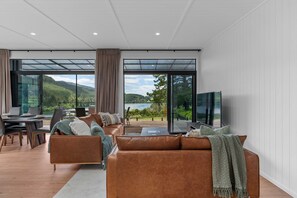 TV - Lakeview Oasis - Lake Whakamaru Retreat (Mangakino)