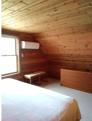 3 soverom, skrivebord, strykejern/-brett og reiseseng for barn