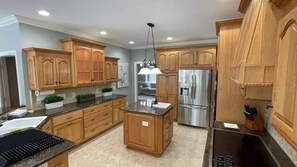 Private kitchen - Lake Gaston Waterfront Estate BBQ TV AC (Henrico)