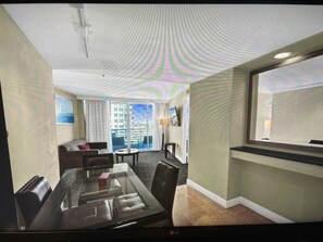 Suite | In-room dining - Hilton Double Tree Gallery One (Fort Lauderdale)