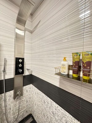 Towels, soap, toilet paper - Positive Vibes Vacation Home.
 (Dubai)