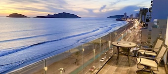 Malecon de Mazatlán Vista al mar y Alberca Infiniti en Terraza Central Tower 801