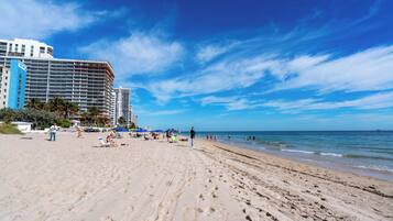 Accommodatie ligt op het strand, ligstoelen, strandlakens