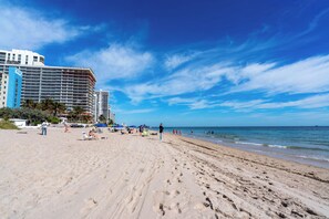 En la playa, camastros y toallas de playa 