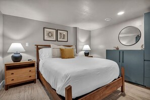 4 Schlafzimmer, Schreibtisch, Bügeleisen/Bügelbrett, Reisekinderbett