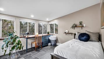 4 dormitorios, escritorio, tabla de planchar con plancha y cuna de viaje