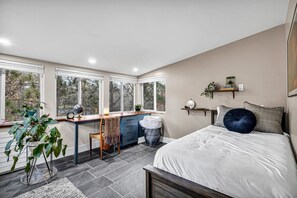 4 bedrooms, desk, iron/ironing board, travel crib