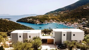 Un pueblo costero con edificios modernos, un puerto deportivo y barcos.
