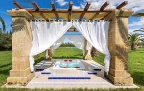 Utendørsbasseng og et oppvarmet basseng