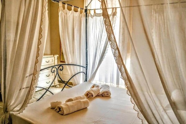 2 bedrooms, iron/ironing board, WiFi (free)
