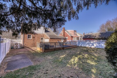 Family Home near NY Beach, Private Workspace by Zen Living