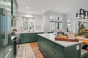 Fridge, microwave, oven, stovetop - Silver Star Paradise (SilverStar)