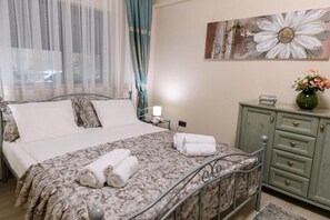 1 dormitorio, escritorio, tabla de planchar con plancha y wifi