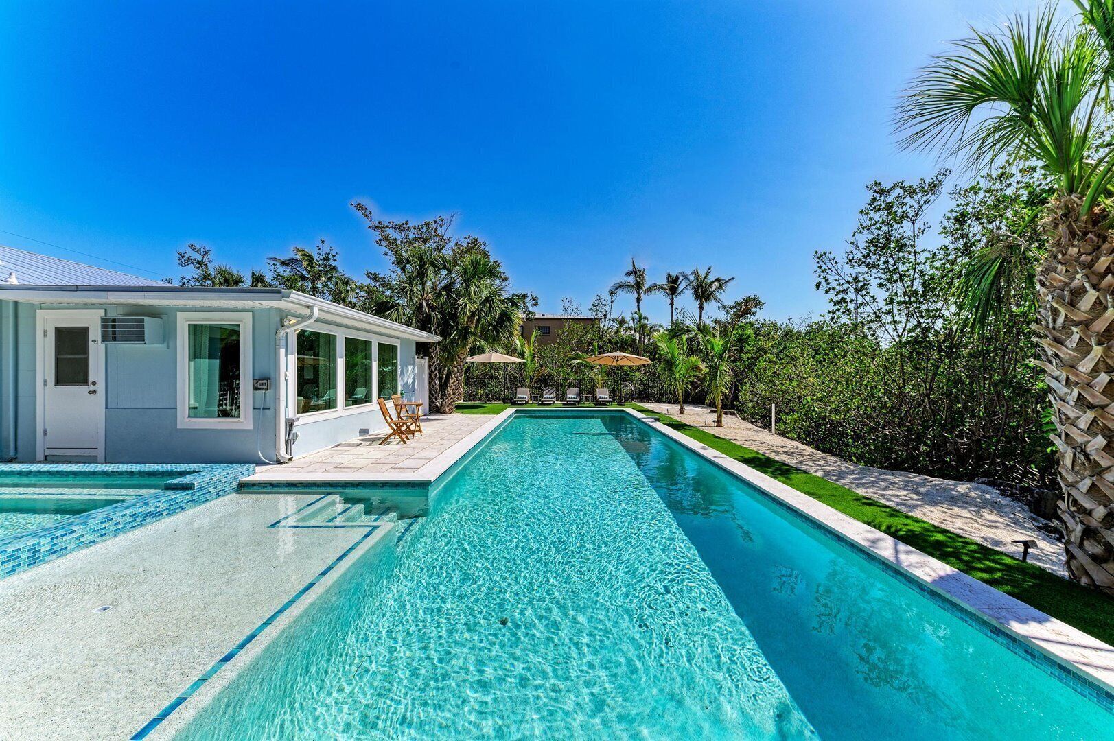 حمّام سباحة مُدفَّأ