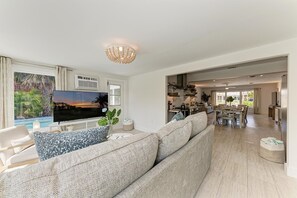 TV - Marys Place Walk to the Beach and Pine Ave shops, Stunning Brand New Pool (Anna Maria)