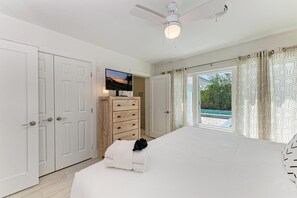 3 bedrooms, iron/ironing board, Internet - Marys Place Walk to the Beach and Pine Ave shops, Stunning Brand New Pool (Anna Maria)