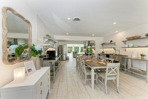 Dining - Marys Place Walk to the Beach and Pine Ave shops, Stunning Brand New Pool (Anna Maria)