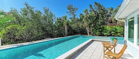 Een verwarmd zwembad