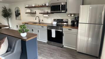 冰箱、微波炉、烤箱、炉灶