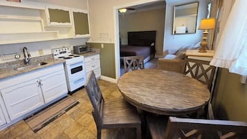 Suite, Mountain View | Private kitchen | Mini-fridge, microwave