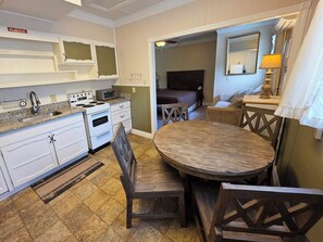 Suite, Mountain View | Private kitchen | Mini-fridge, microwave