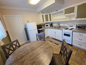 Suite, Mountain View | Private kitchen | Mini-fridge, microwave