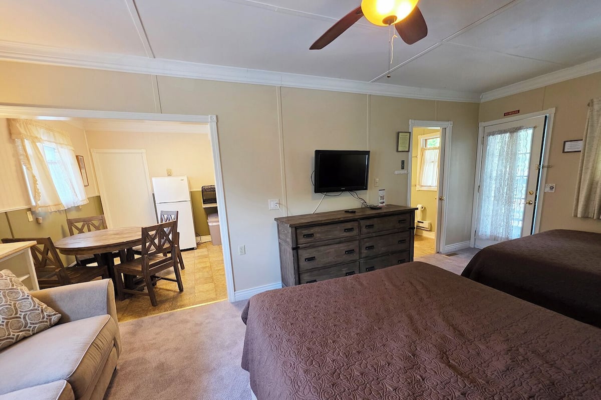 South: Cabin 16 | WiFi (free)