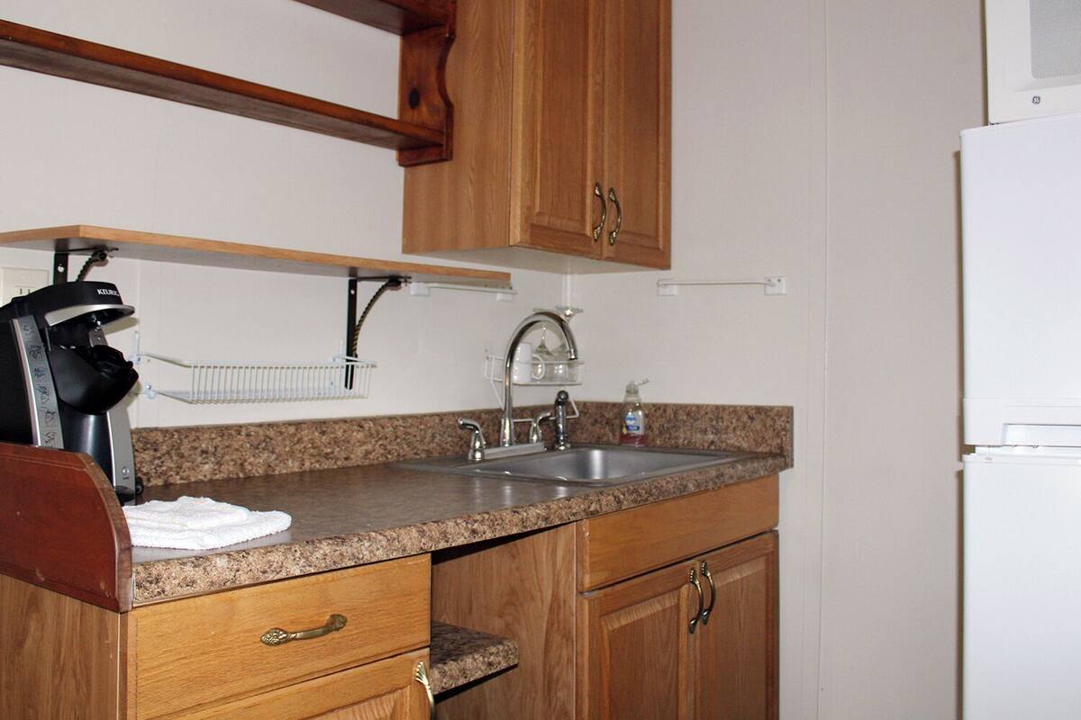 Family Cottage, Non Smoking, Corner | Private kitchen | Mini-fridge, microwave