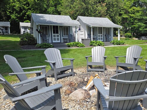 Adirondack Sunrise Motel and Cabins