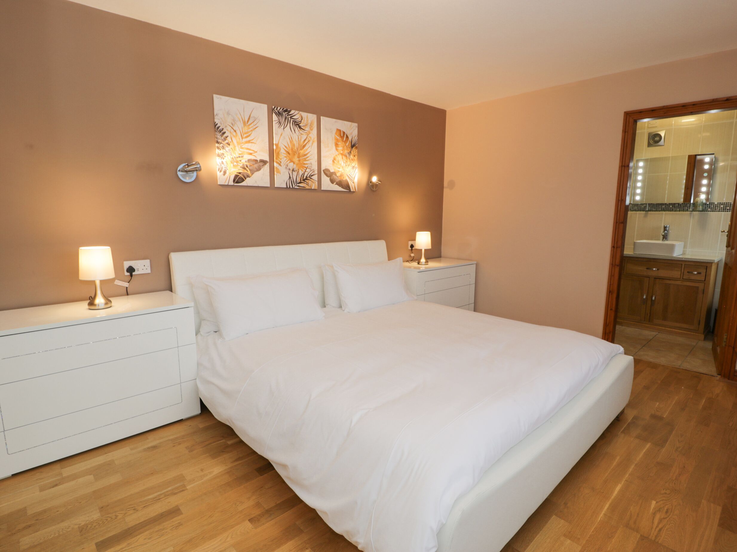 5 bedrooms, individually decorated, individually furnished, free WiFi