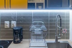 Refrigerador, microondas, cafetera y tetera y utensilios de cocina 