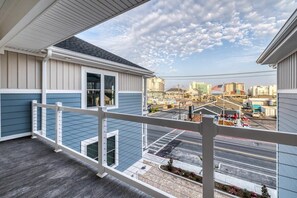 A balcony with a view of a cityscape, featuring buildings and a street. - Luxurious Bay/ Ocean view Splendor 4 BRS elevator (Ocean City)