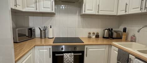 Refrigerador, microondas, horno, placa de cocina