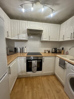 Geladeira, micro-ondas, fogão, cooktop