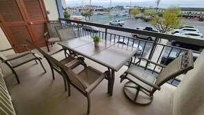 Outdoor dining - Oceanfront condo with pool, sleeps 4, free Wi-Fi (Ocean City)