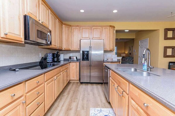 Coffee/tea maker, fridge, microwave, oven