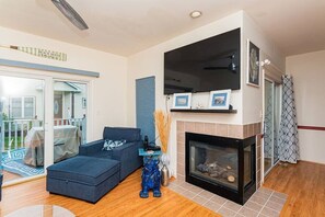 TV, fireplace - O.P. Yacht Club Townhome/ 3 Br/Pool /Marina / golf (Ocean Pines)