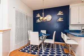 Dining - O.P. Yacht Club Townhome/ 3 Br/Pool /Marina / golf (Ocean Pines)