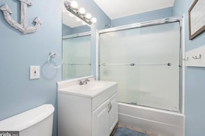 Shower, hair dryer, towels, shampoo - Bayfront uptown OC, 3 BR, Sleeps 9 (Ocean City)