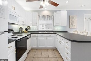 Kylskåp, mikrovågsugn, ugn och spishäll