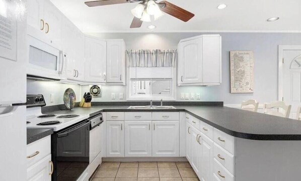Coffee/tea maker, fridge, microwave, oven - Bayfront uptown OC, 3 BR, Sleeps 9 (Ocean City)